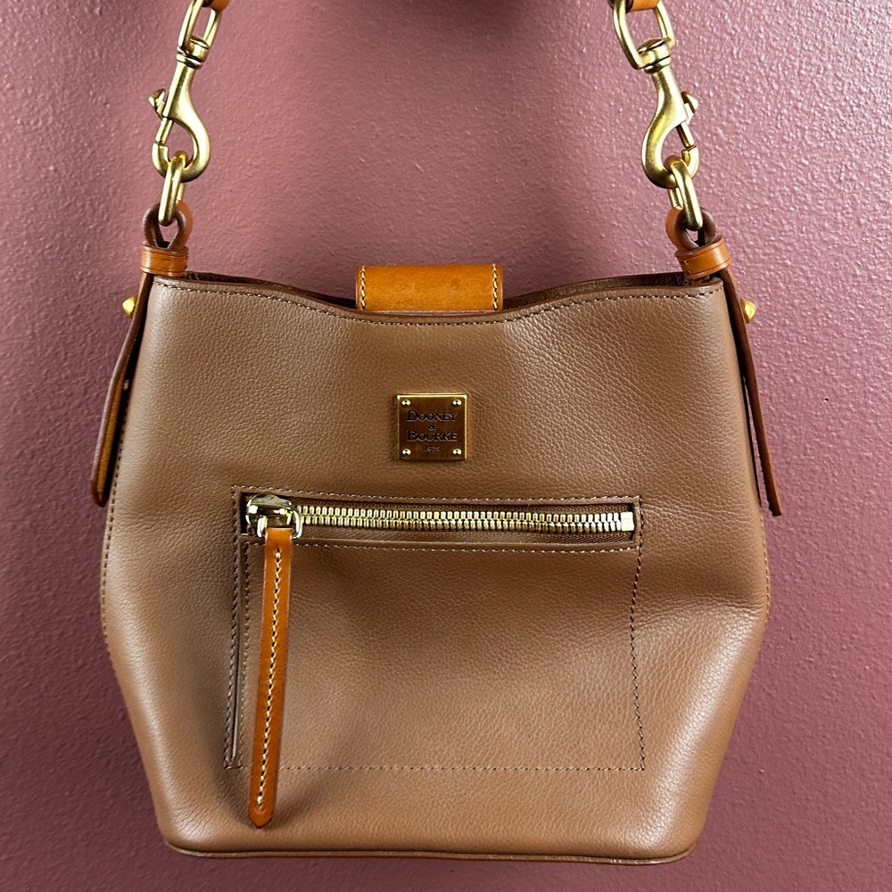 NWOT DOONEY & BOURKE Raleigh Small Roxy Luxury Designer Leather
Crossbody Bag